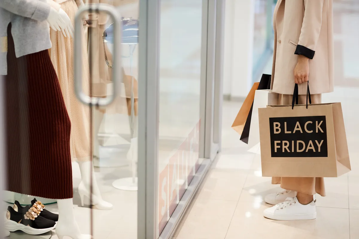 Lojas físicas ganham força na Black Friday 2025