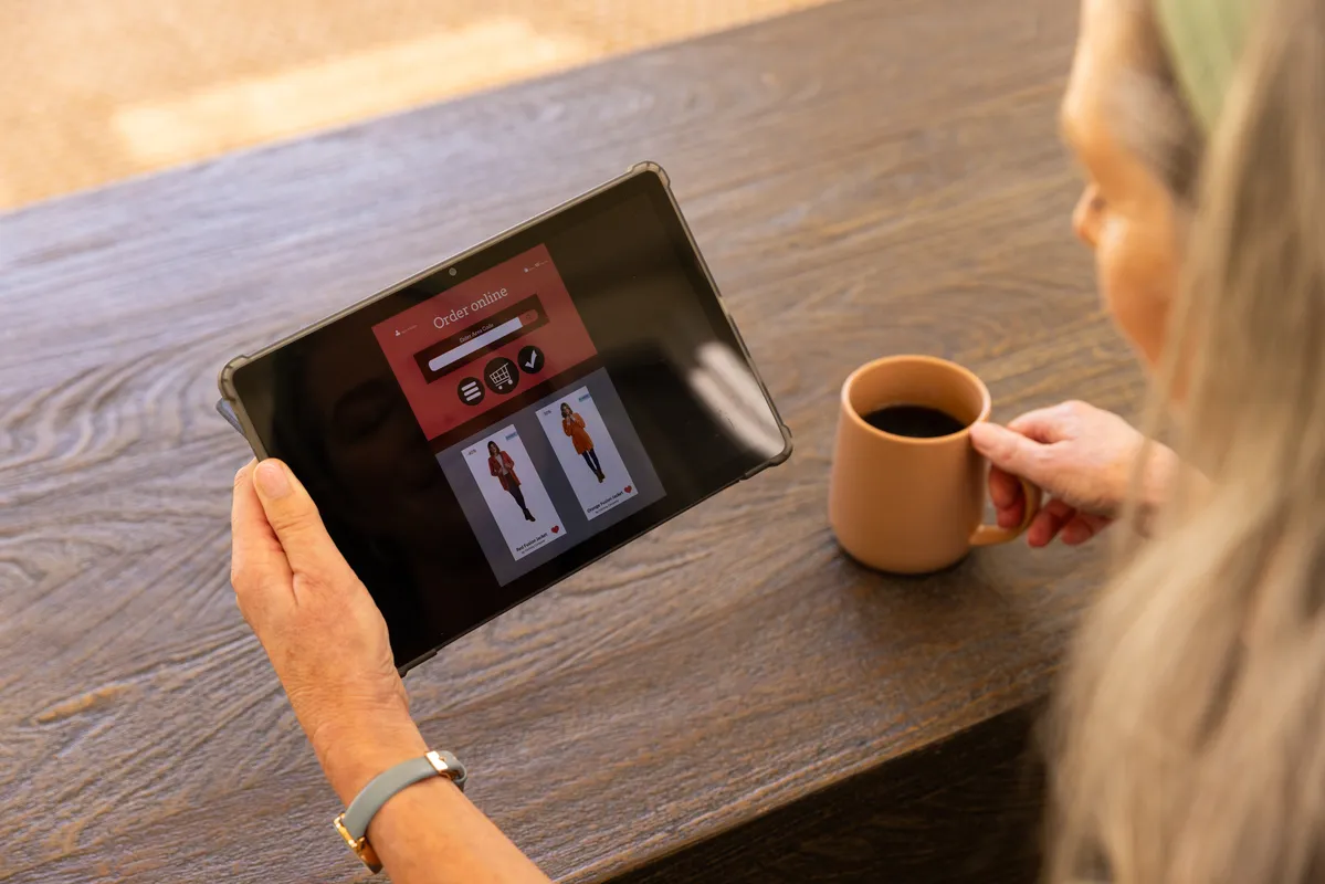 Brasileiros adotam IA para decidir o que comprar online