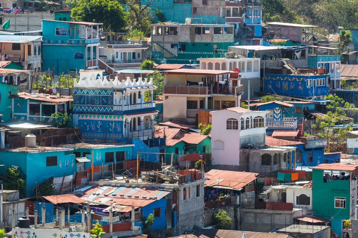 Favelas podem movimentar R$ 167 bi em consumo na Black Friday 2025