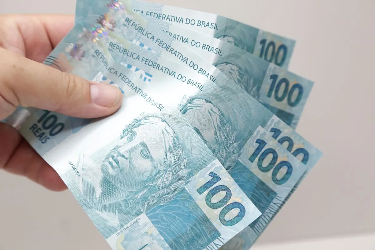Nota de cem 100 reais brasileiros em espécie.