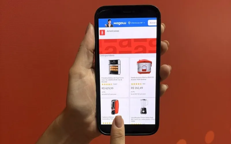 Americanas e Magalu integram estoques e passam a vender uma da outra