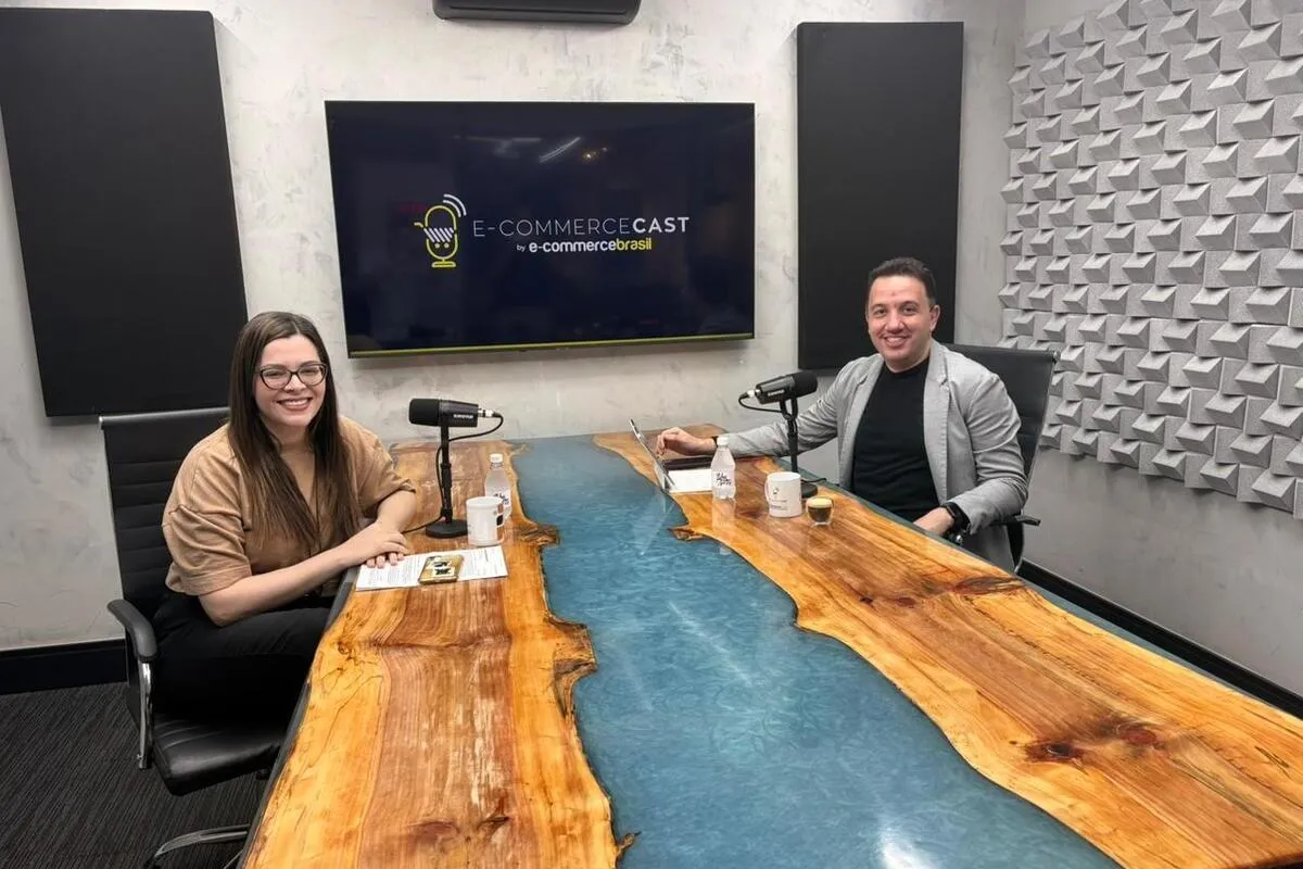 Andrea Stoll (NielsenIQ) e Daniel Nepomuceno (Tenda Atacado) durante gravação do E-Commerce Cast