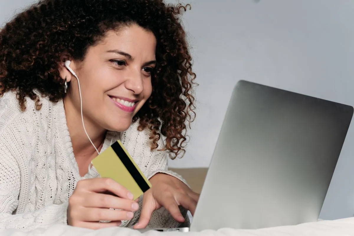 Compras com o coração: 7 de 10 brasileiros já comprou para se sentir melhor