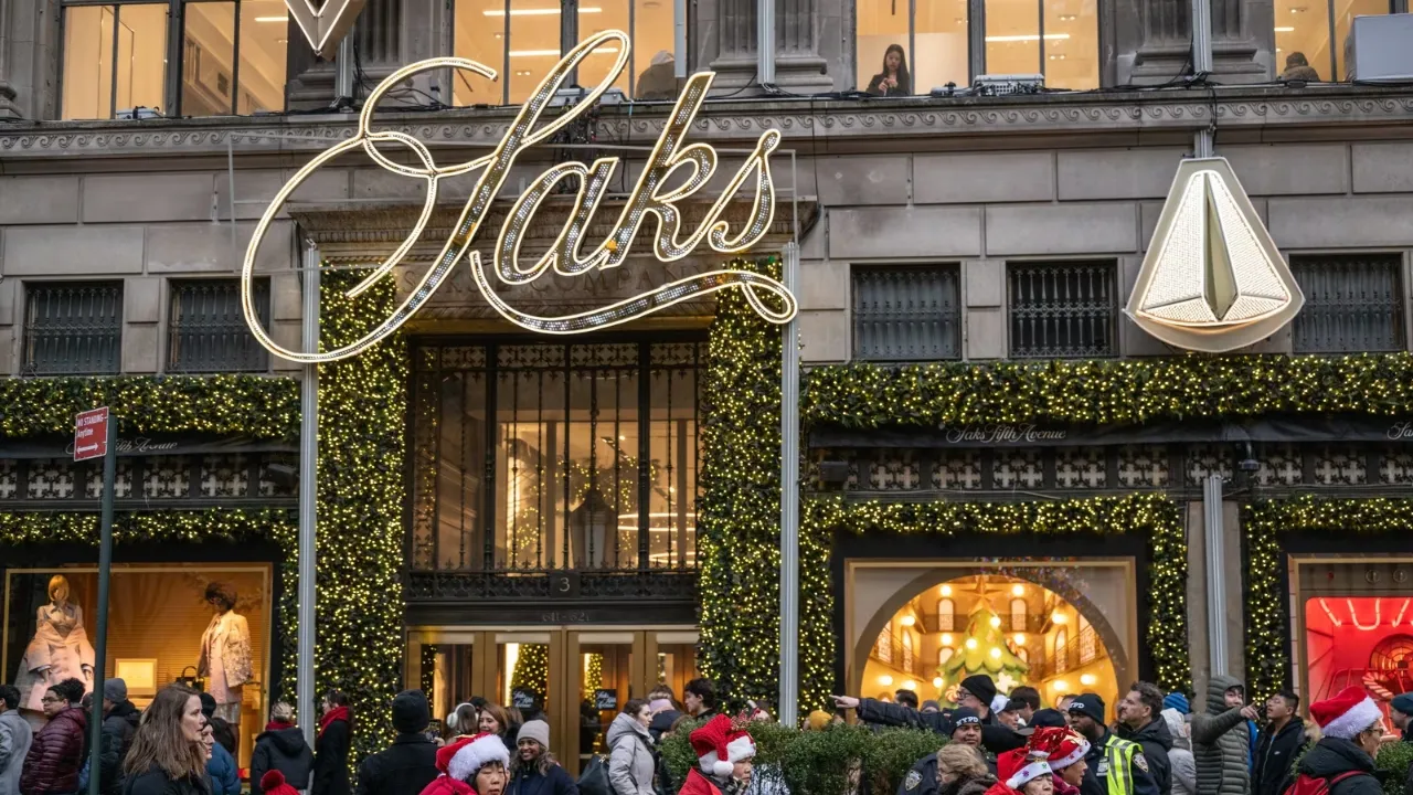 Saks negocia empréstimo de até US$ 1 bilhão para manter operações