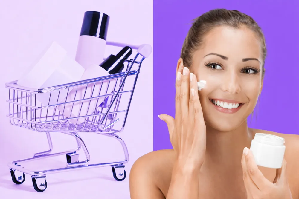 Imagem dividida: carrinho de compras com produtos de beleza à esquerda e mulher aplicando creme facial à direita.