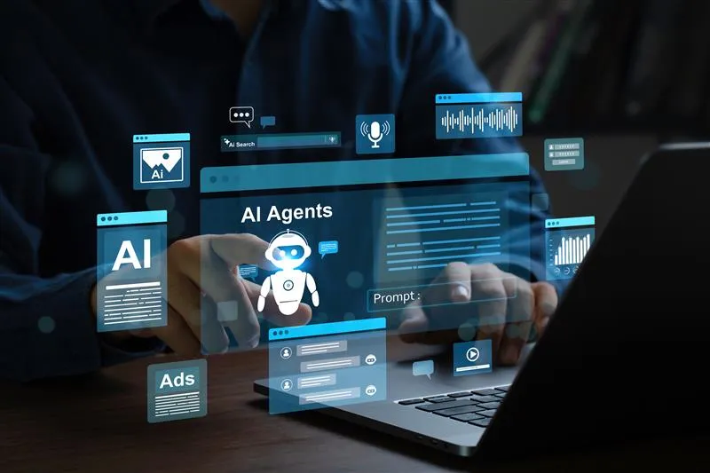 Pessoa usando um notebook com interface digital de **agentes de IA**, ícones de automação, chat, dados e anúncios em sobreposição.