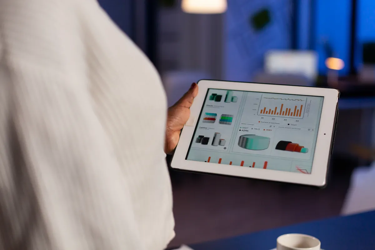 Amazon e Walmart trilham caminhos opostos na adoção de IA no e-commerce