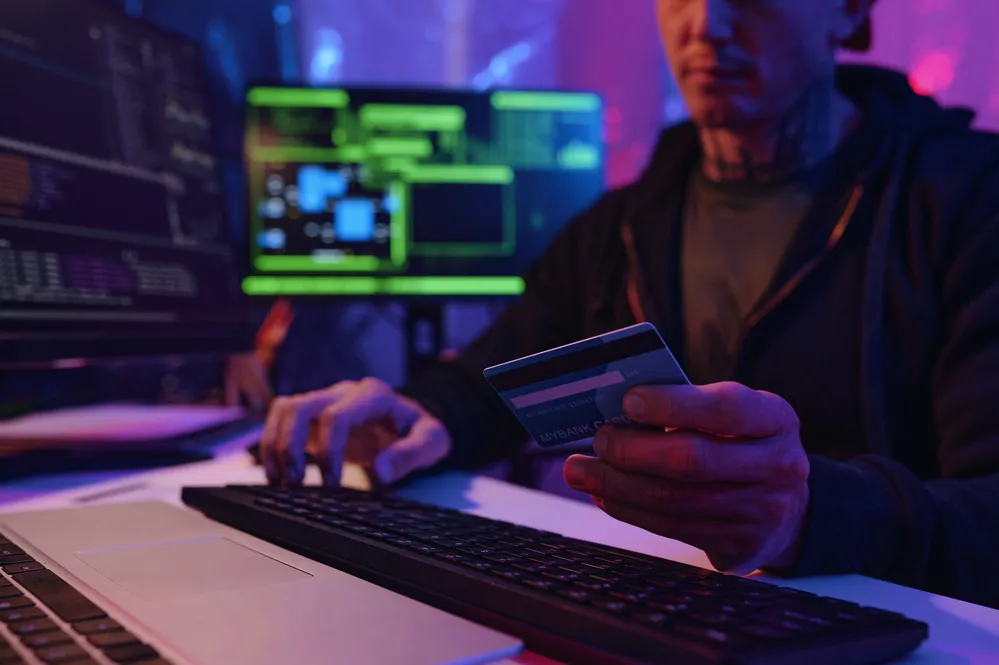 Fraudes no e-commerce caem em volume, mas ficam mais caras em 2025