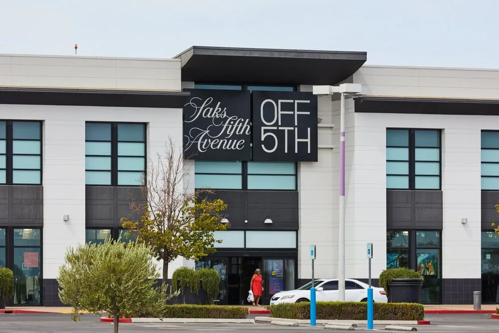 Saks encerra operações na Amazon e lojas de desconto