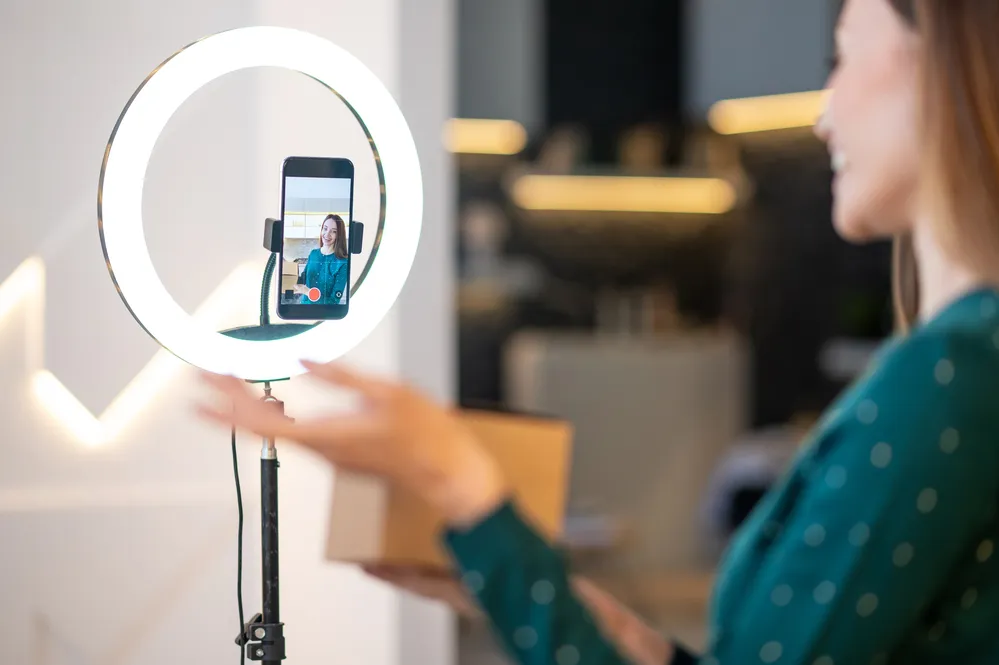 Live commerce cresce 35% nos EUA em 2026, aponta eMarketer
