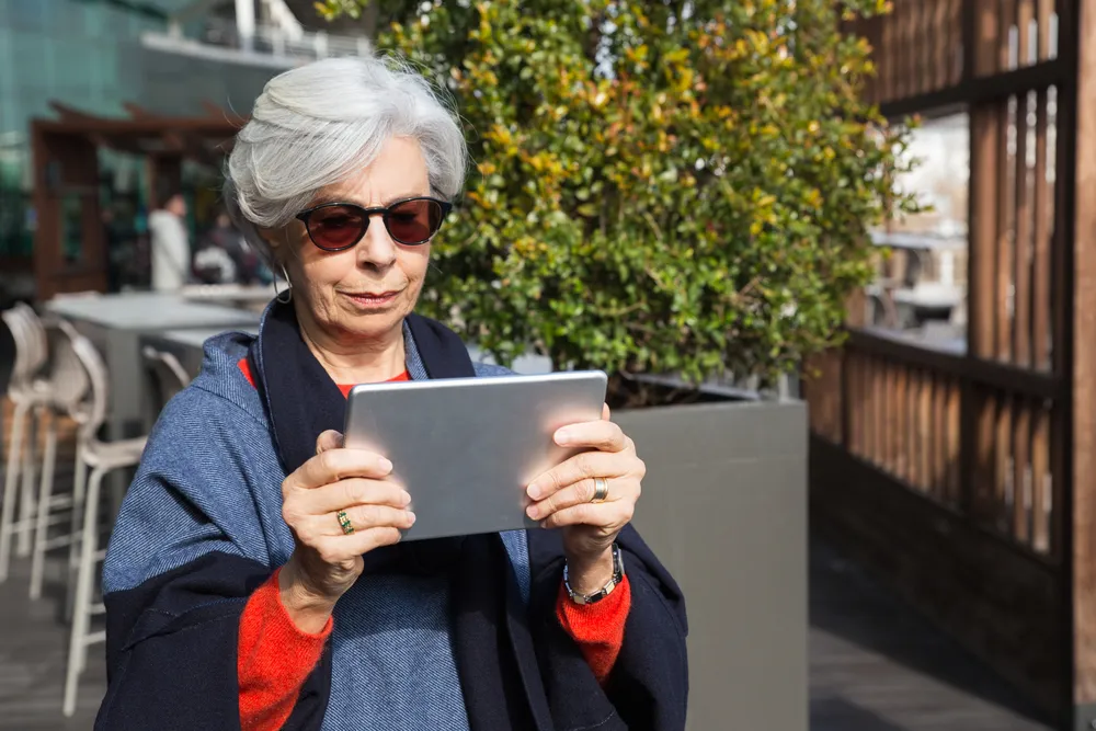 Geração prateada transita entre lojas físicas e digitais, segundo estudo