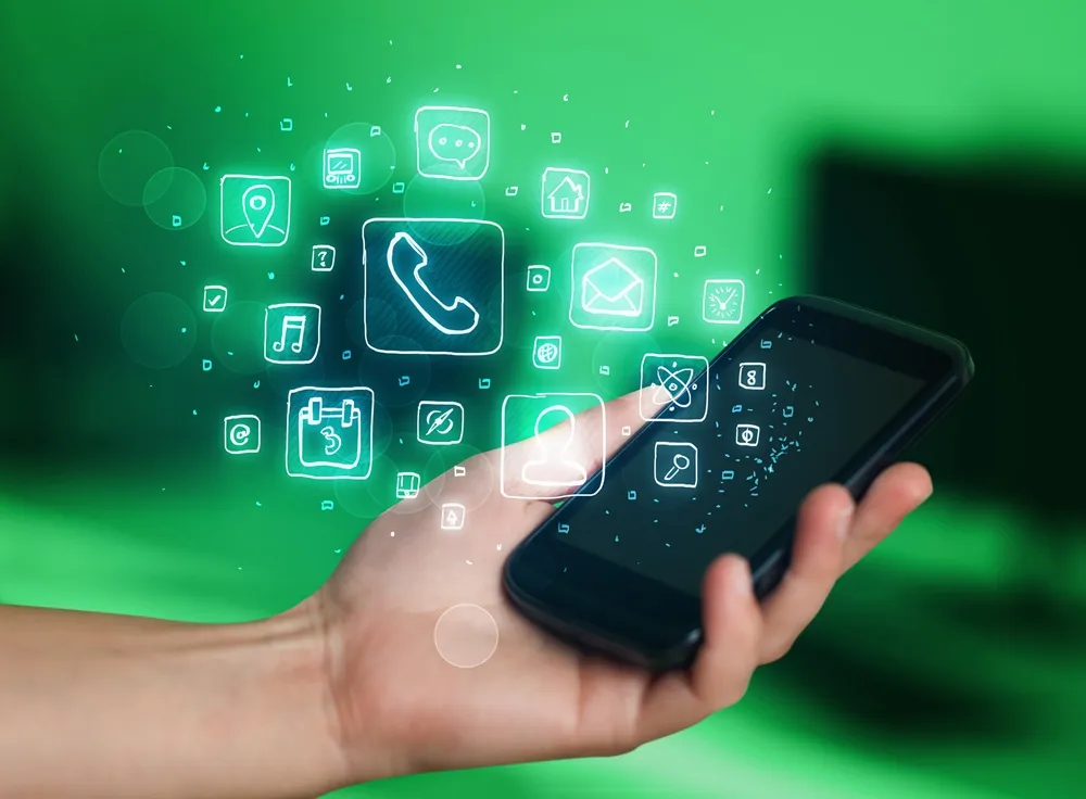 No WhatsApp, romantismo não paga a conta. Pragmatismo, sim
