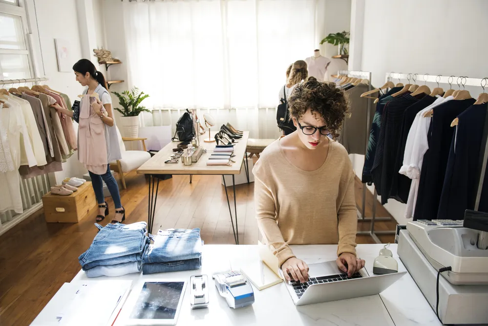 E-commerce avança 5,1% e varejo enfrenta mais um mês de queda, aponta ICVA