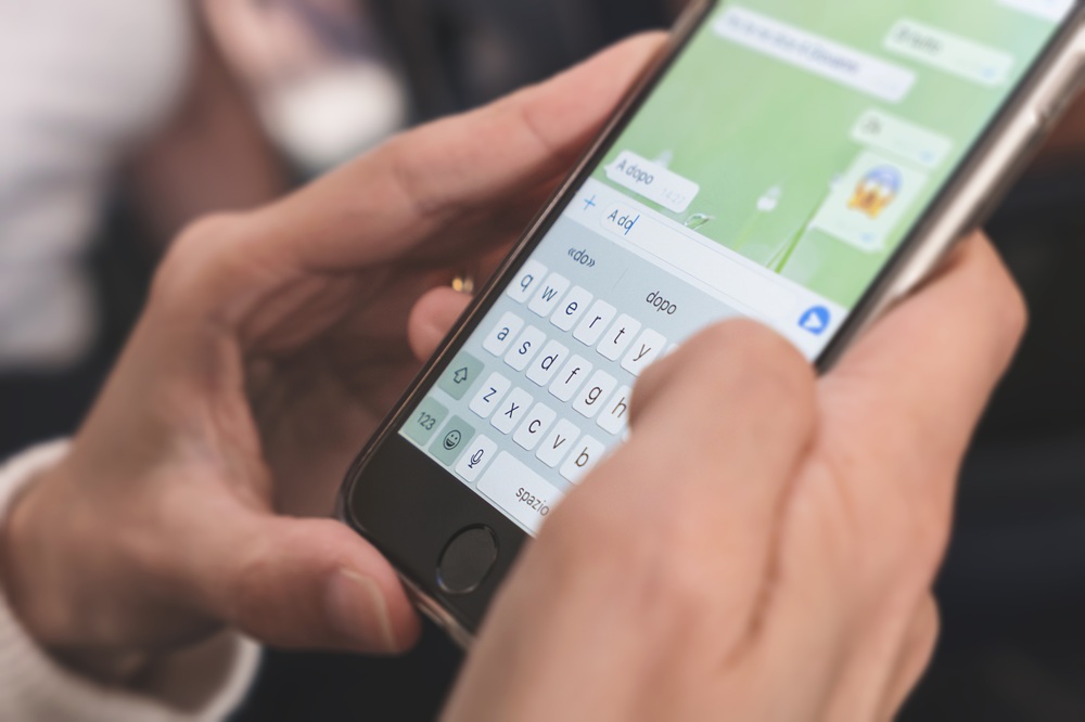 WhatsApp cobra por mensagem e sua operação vai pagar