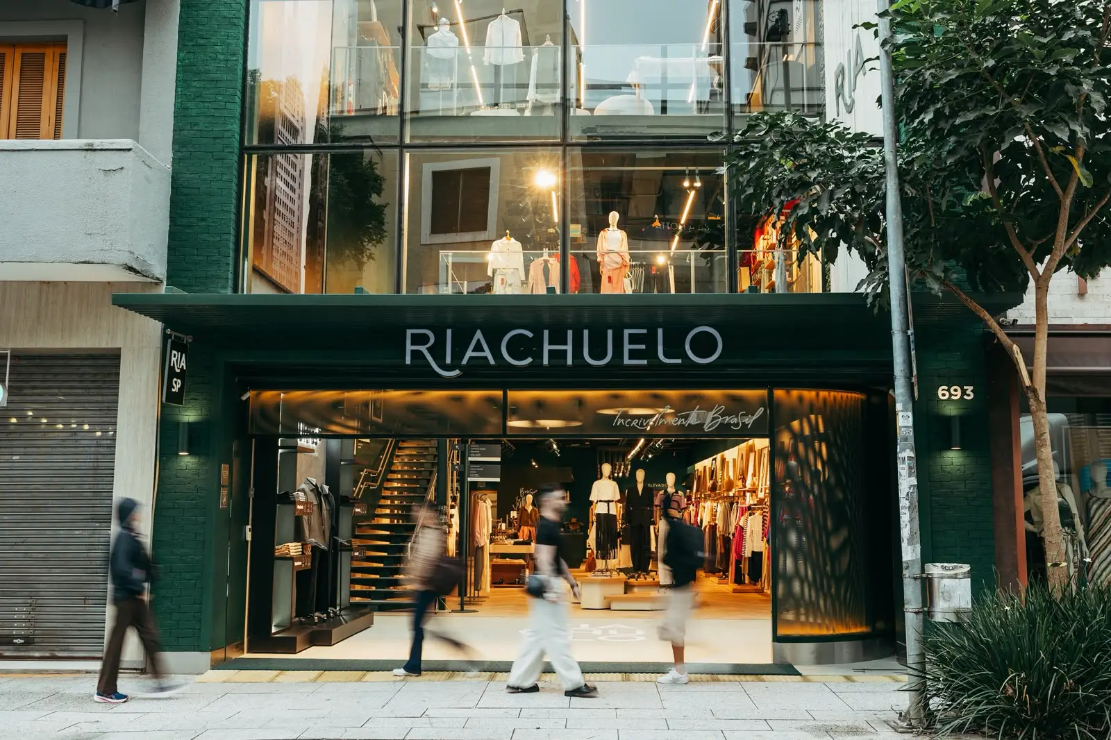 IA agêntica resolve demandas de 84% dos clientes da Riachuelo no WhatsApp